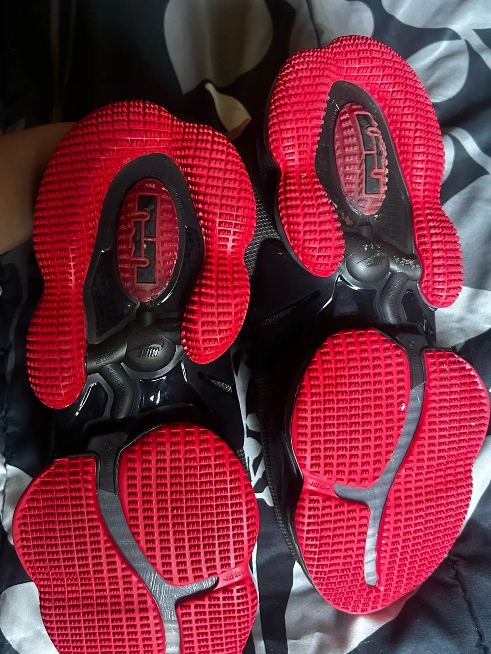 Nike LeBron 19 'Bred' basketball shoes